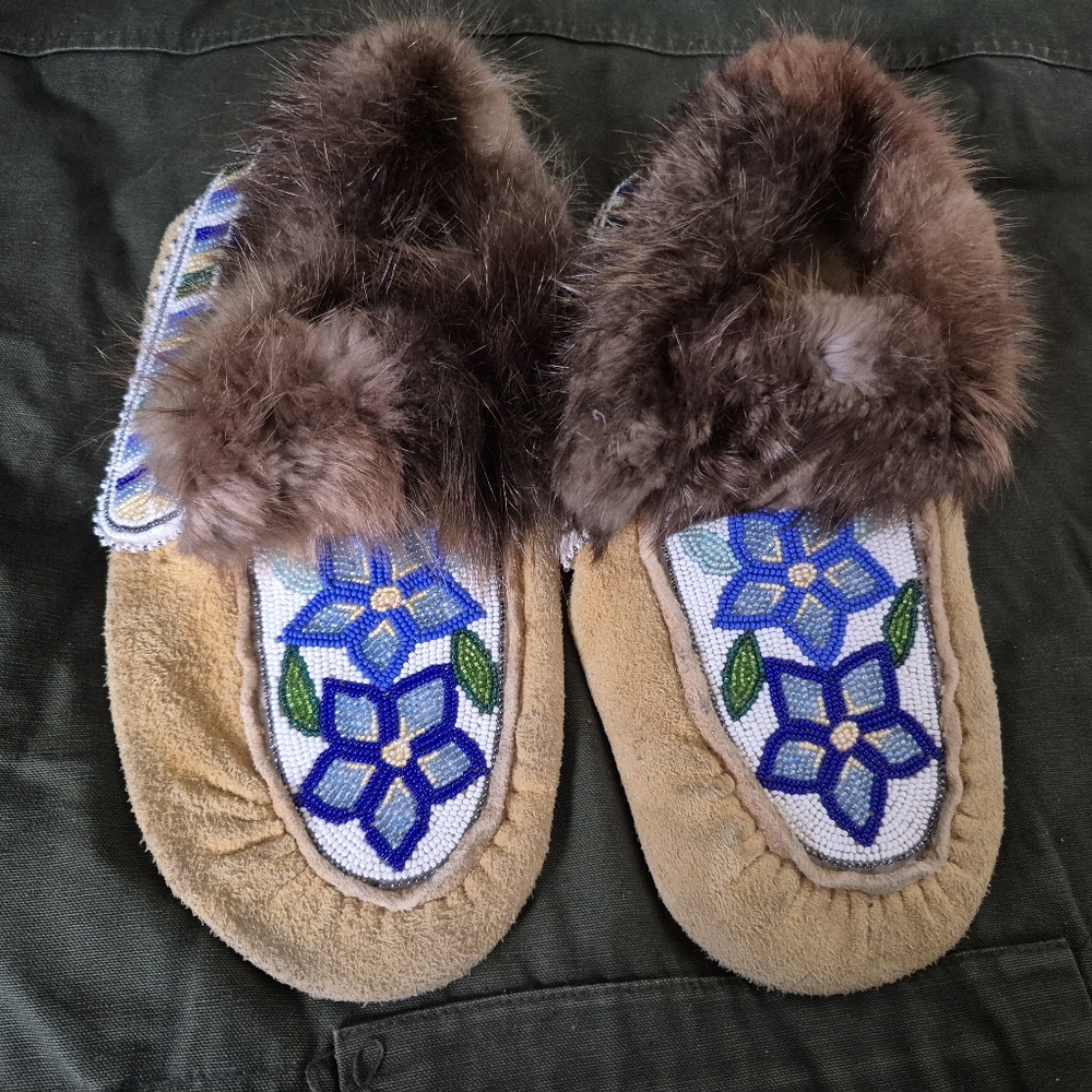 Vintage Metis Beaded Moccasins Leather And Fur Womens Size 11 Mens 9 - Picture 2 of 7